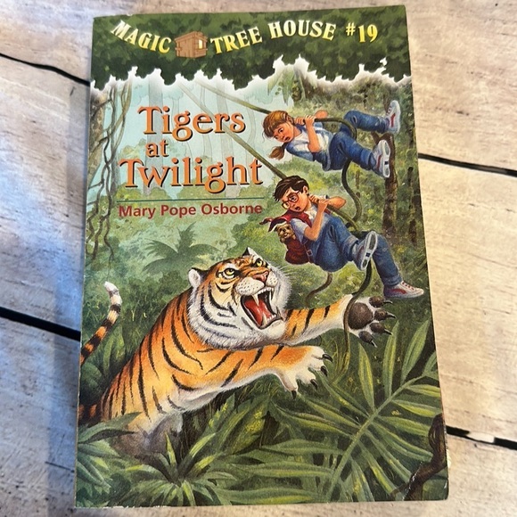 Magic Tree House Books Set of 5 Books - Picture 3 of 6